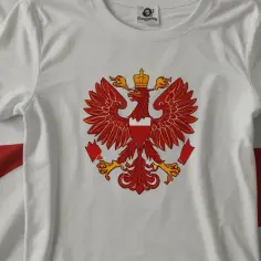 Koszulki promujące Polskę: Patriotyczne wzory i gdzie je kupić