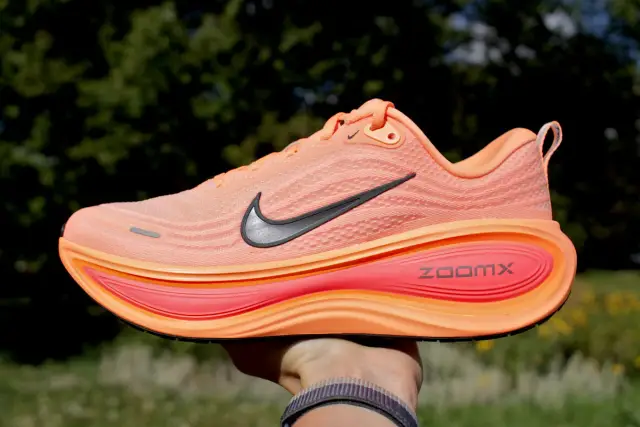 Pomarańczowe buty do biegania Nike z pianką ZoomX. Idealne na długie dystanse, zapewniające lekkość i amortyzację.